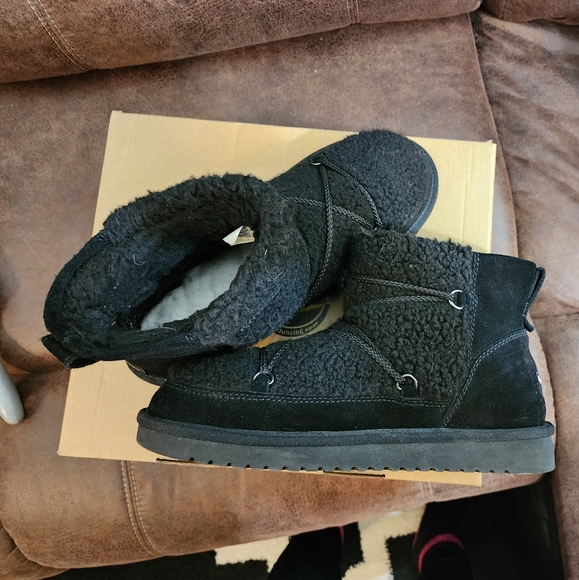 Uggs size 9 - Picture 2 of 4